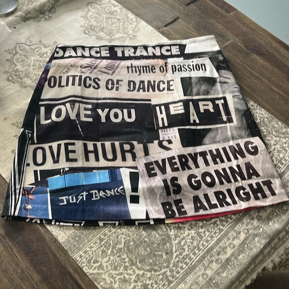 Desigual Slim Newspaper Mini Skirt - Picture 4 of 16